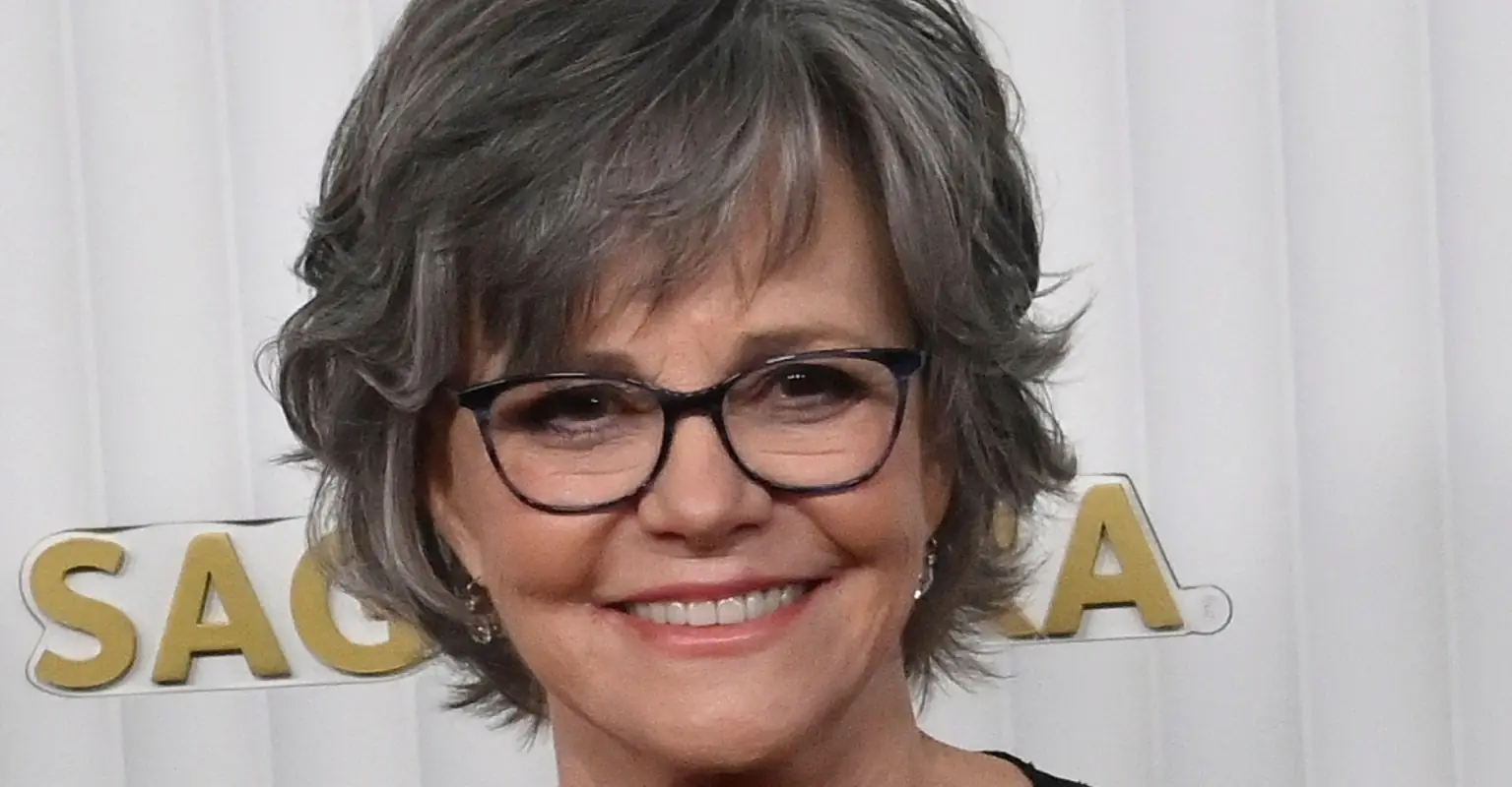 Sally Field 'hates' that Robin Williams 'isn't here' anymore: 'He should be growing old like me!'