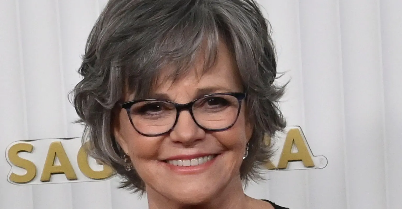 Sally Field 'hates' that Robin Williams 'isn't here' anymore: 'He should be growing old like me!'
