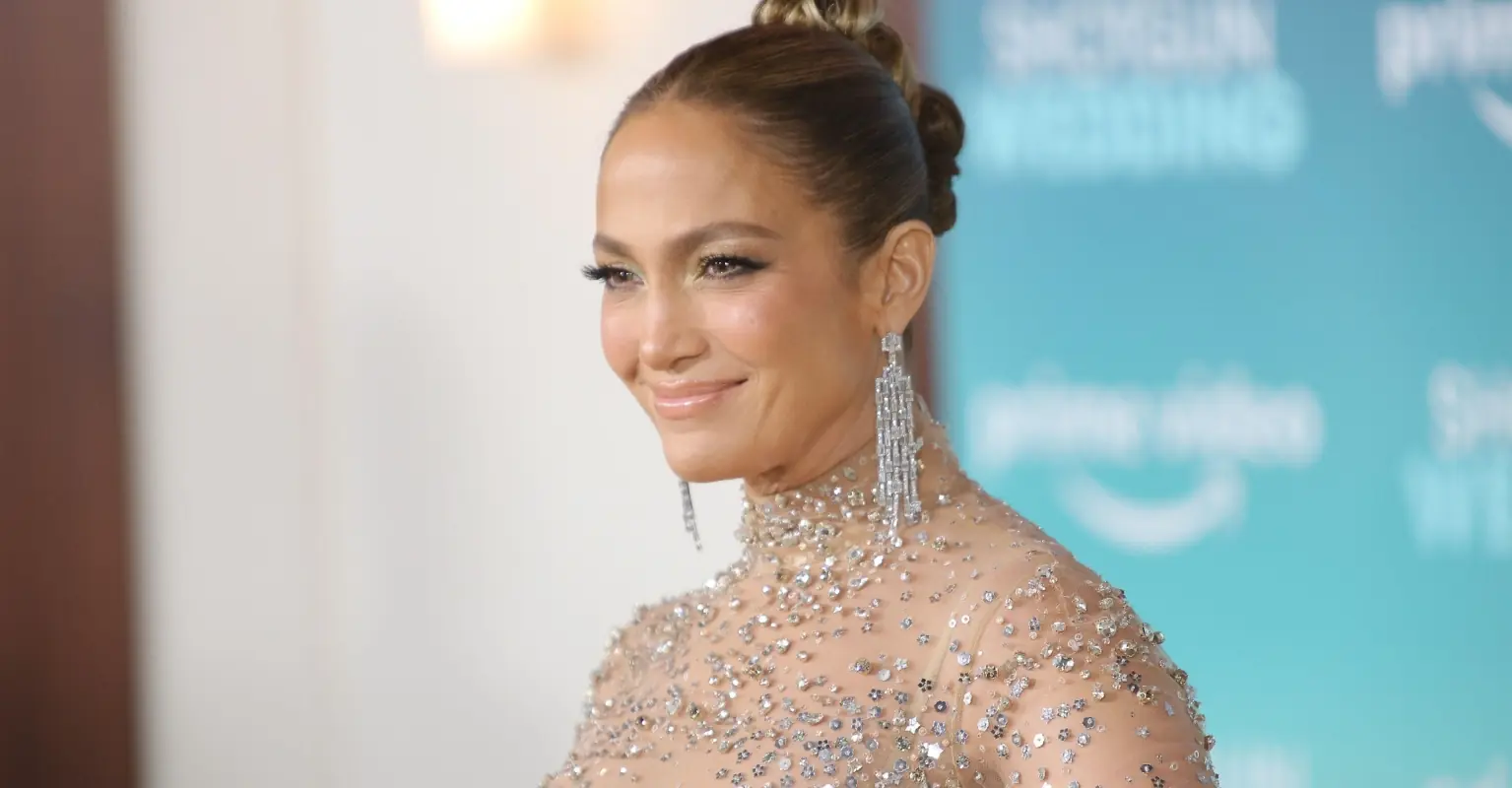 Fans see Jennifer Lopez's 'real skin texture' after filter 'falls off'