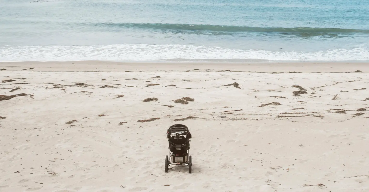 Outrage as mom leaves baby alone in stroller with note attached while she goes to have a coffee