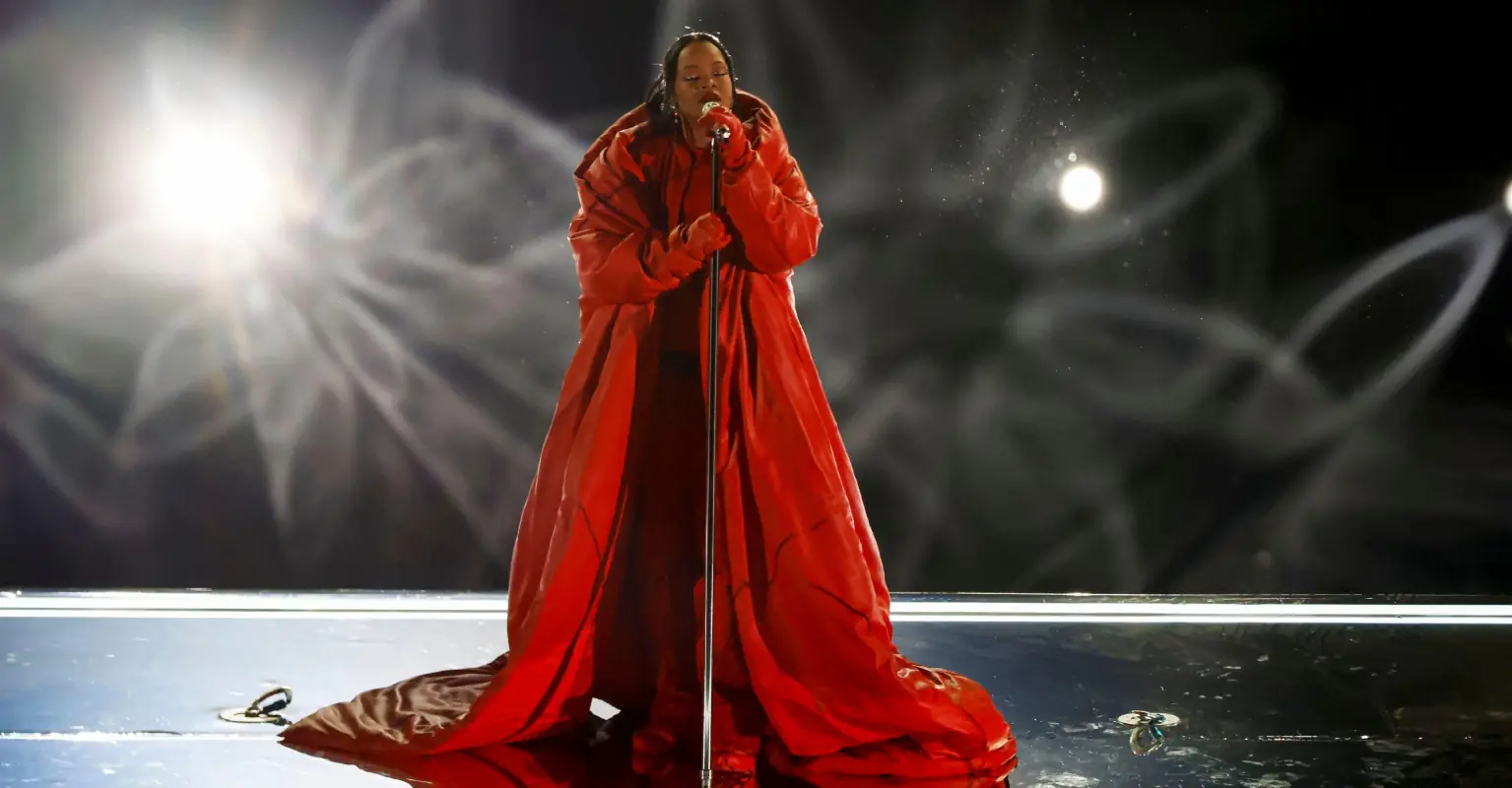 People think Rihanna made the 'Illuminati sign' and TV censored it during Super Bowl performance