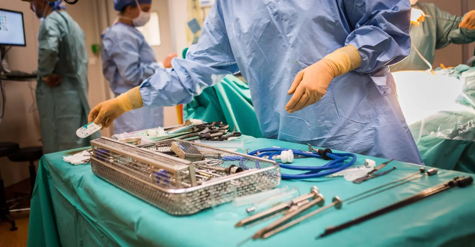 Man has his nose transformed after cosmetic surgeon hires him to paint his house