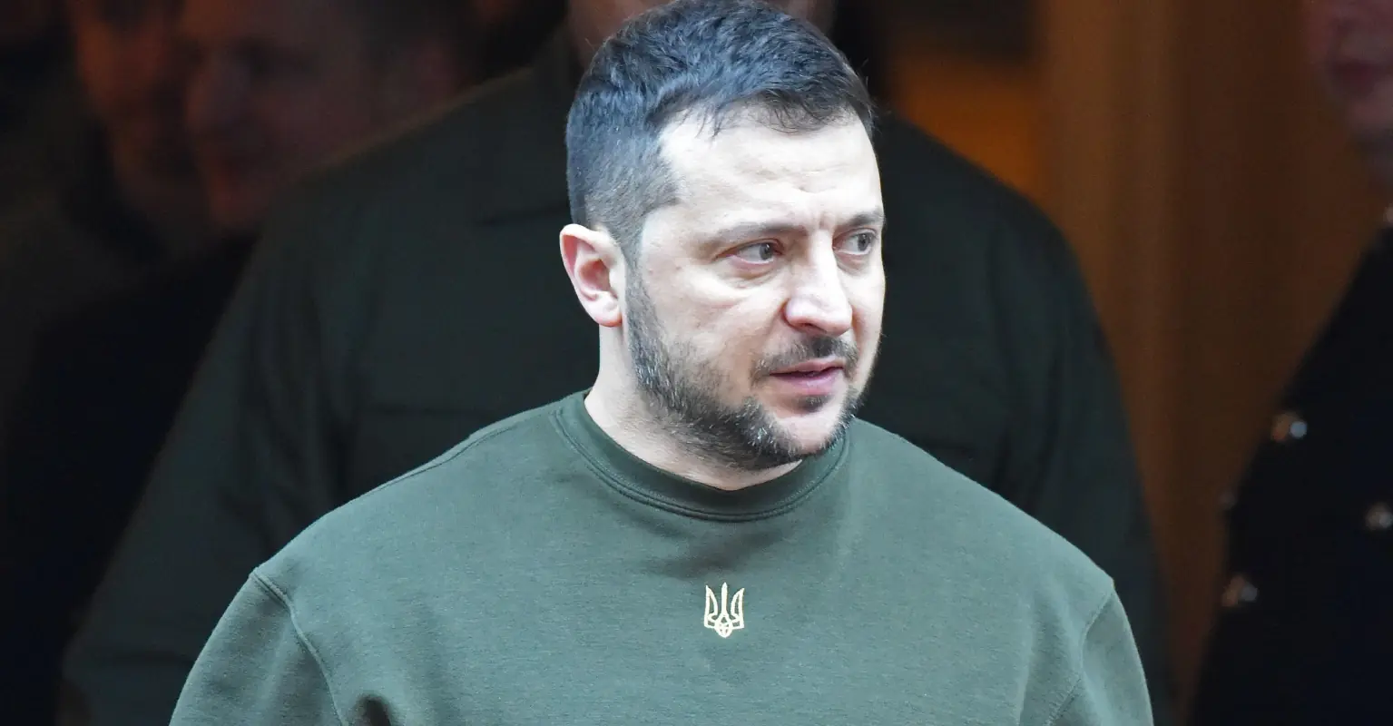 Side-by-side photos show the effects one year of the Russian invasion has had on President Zelensky