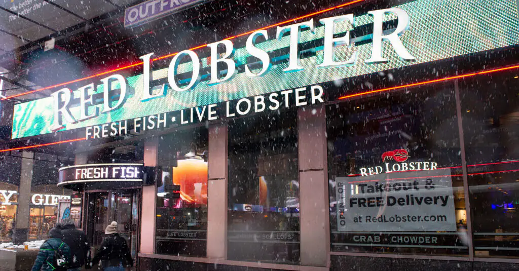 Red Lobster server splits opinion after sharing how much she makes in tips in one 6-hour shift