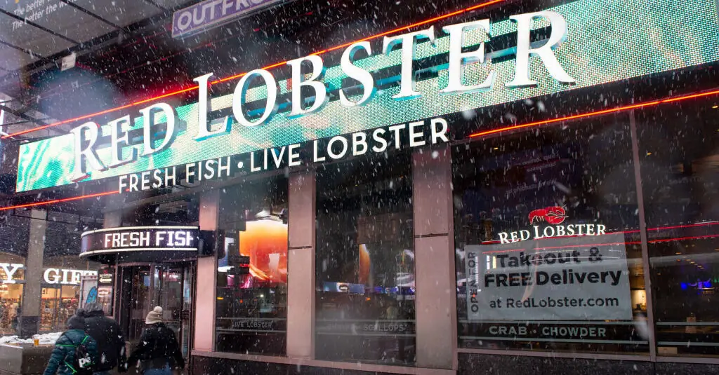 Red Lobster server splits opinion after sharing how much she makes in tips in one 6-hour shift