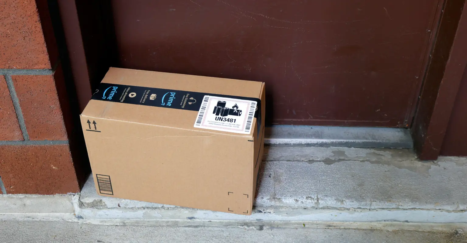 Amazon delivery man walks through police stand off to deliver parcel