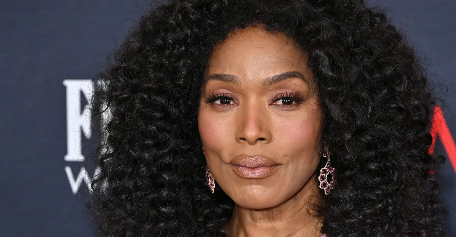 People are praising Angela Bassett for comforting Austin Butler as he missed out on Oscar