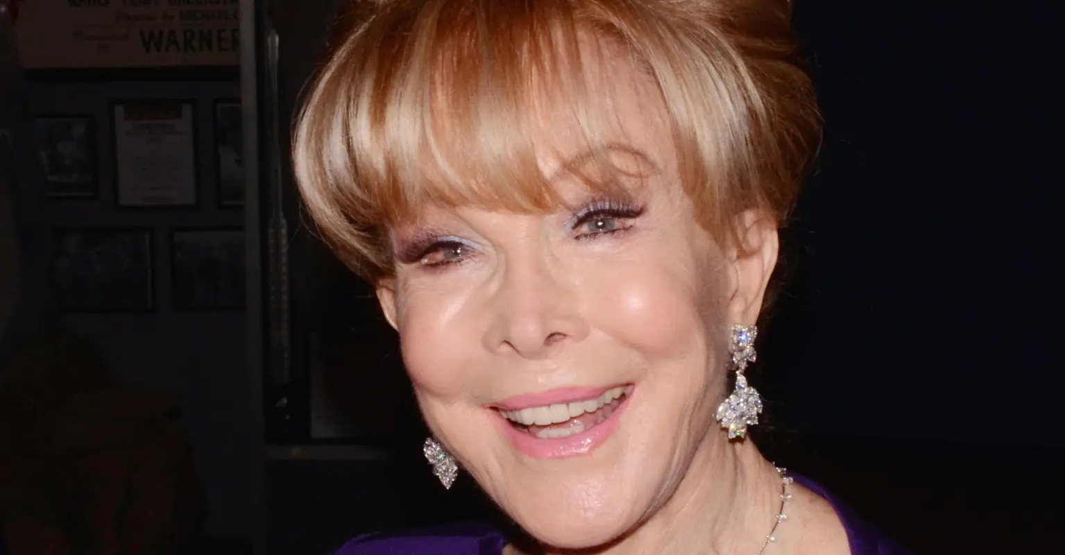 Actress Barbara Eden, 91, stuns as she walks the red carpet
