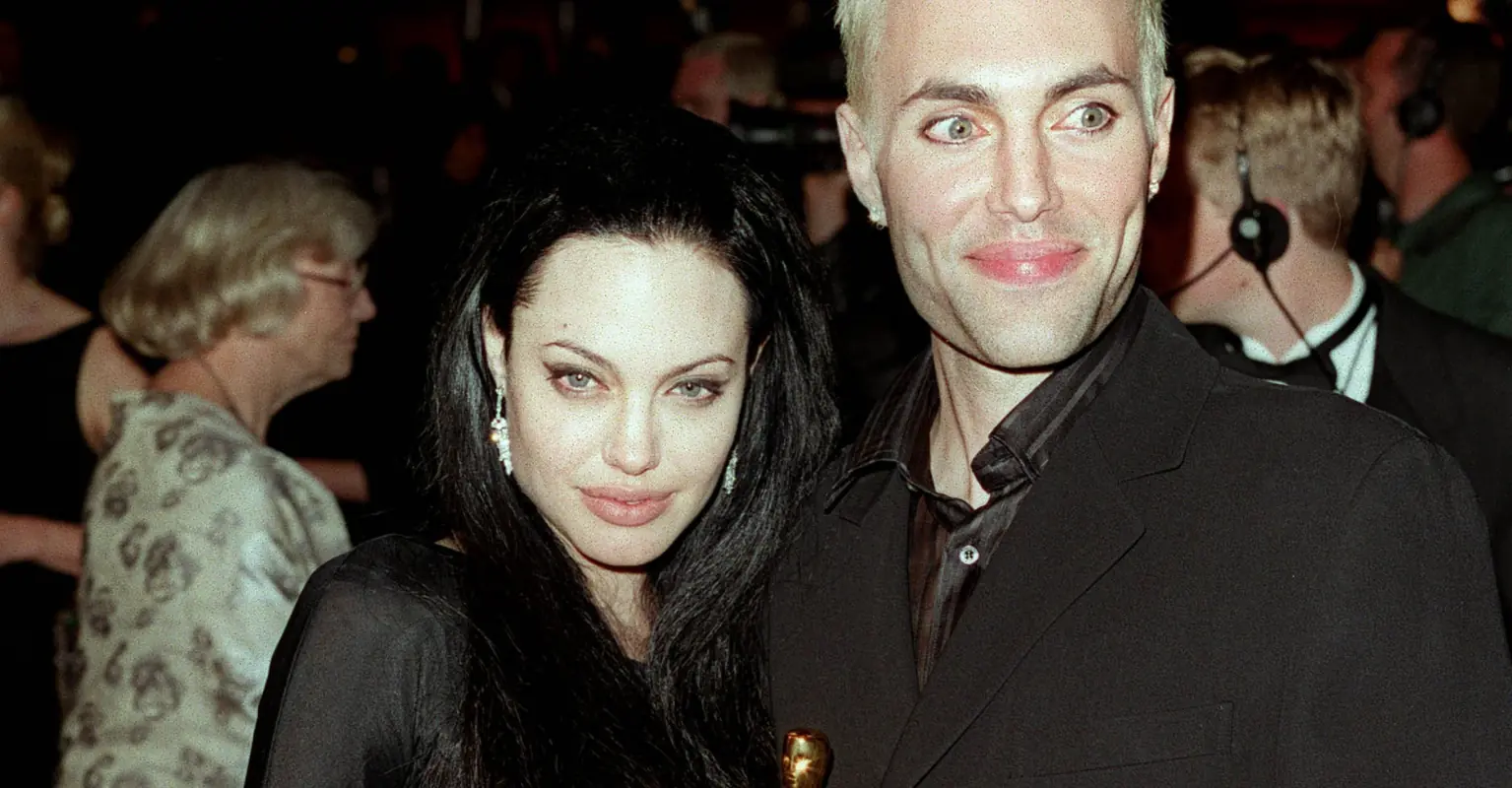 Resurfaced video of Angelina Jolie kissing her brother at the Oscars stuns social media