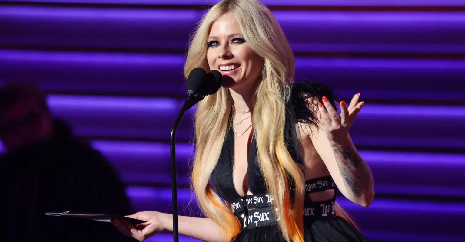 Avril Lavigne confronts streaker who crashed awards show: 'Get the f**k off, b****!'