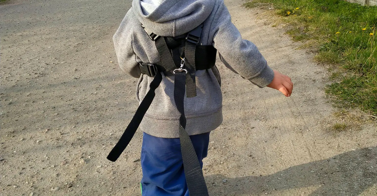 Mom explains why she keeps child on a leash in public after drawing backlash