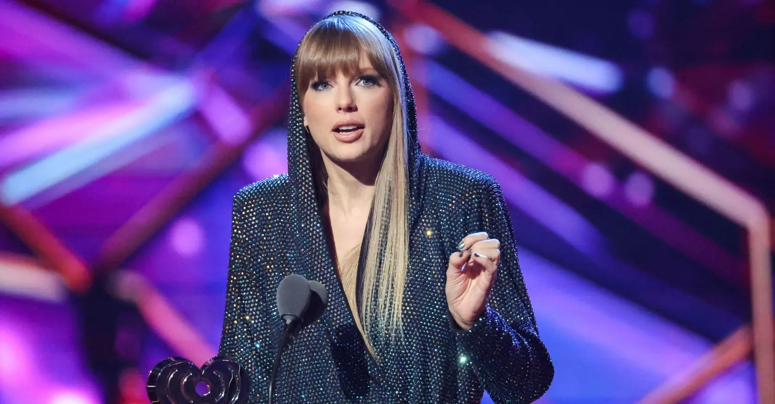 Video of Taylor Swift 'breaking down' during performance resurfaces after break-up