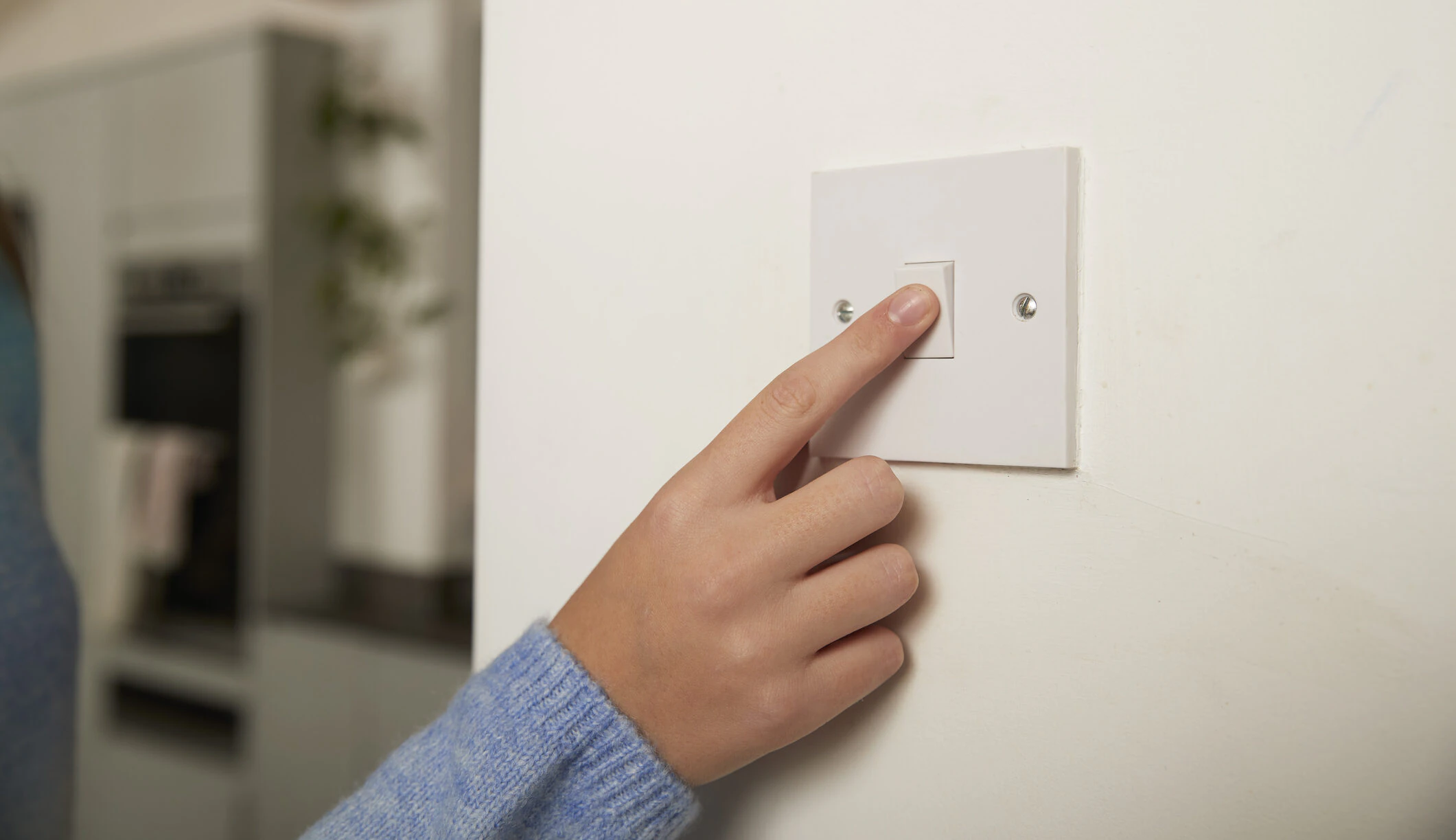TikToker reveals why women living alone shouldn't turn the lights on immediately when coming home