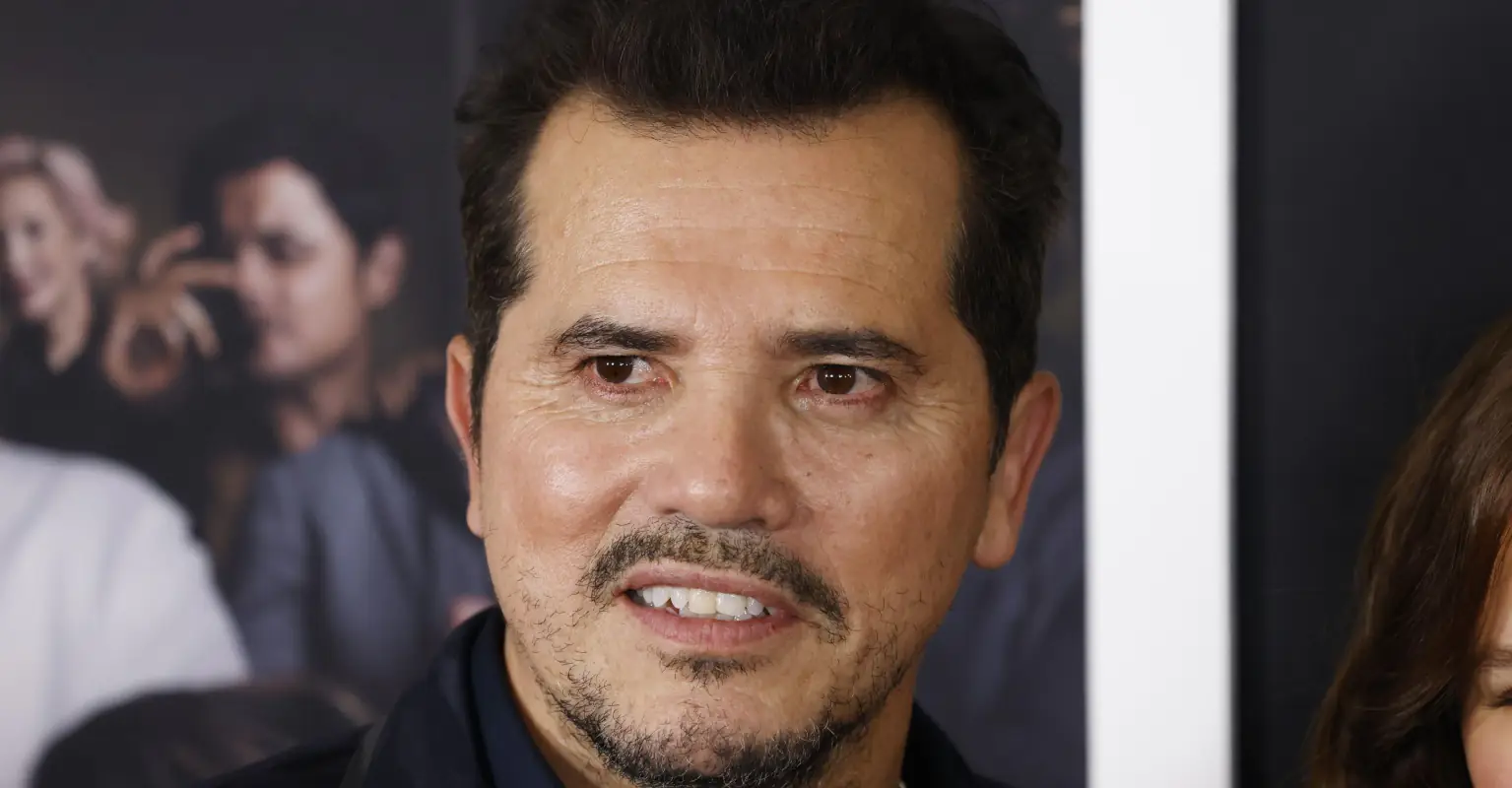 John Leguizamo calls out anybody still tipping with $20 bills: 'This ain't the 70s'