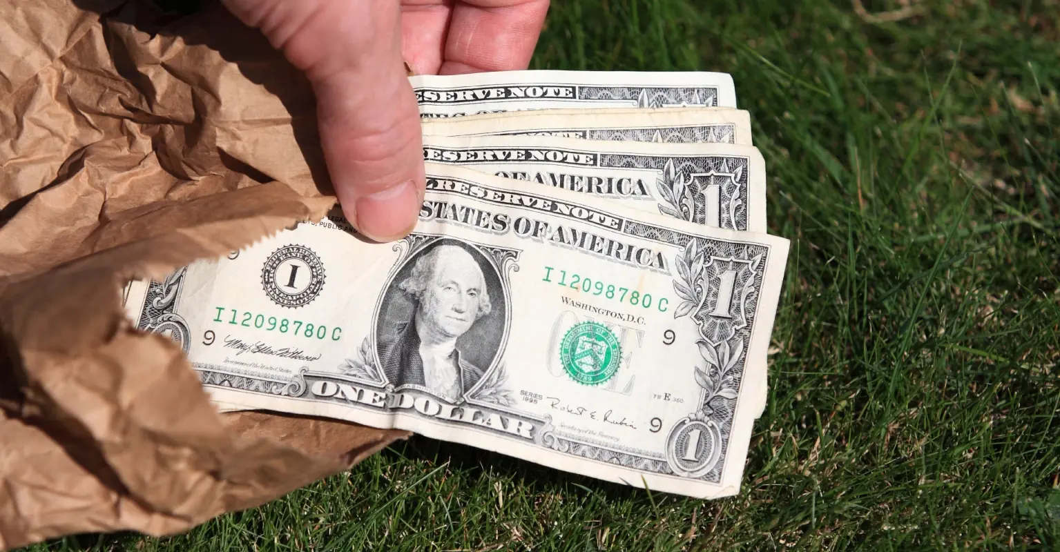 78-year-old bank robber hands note to teller apologizing for robbery