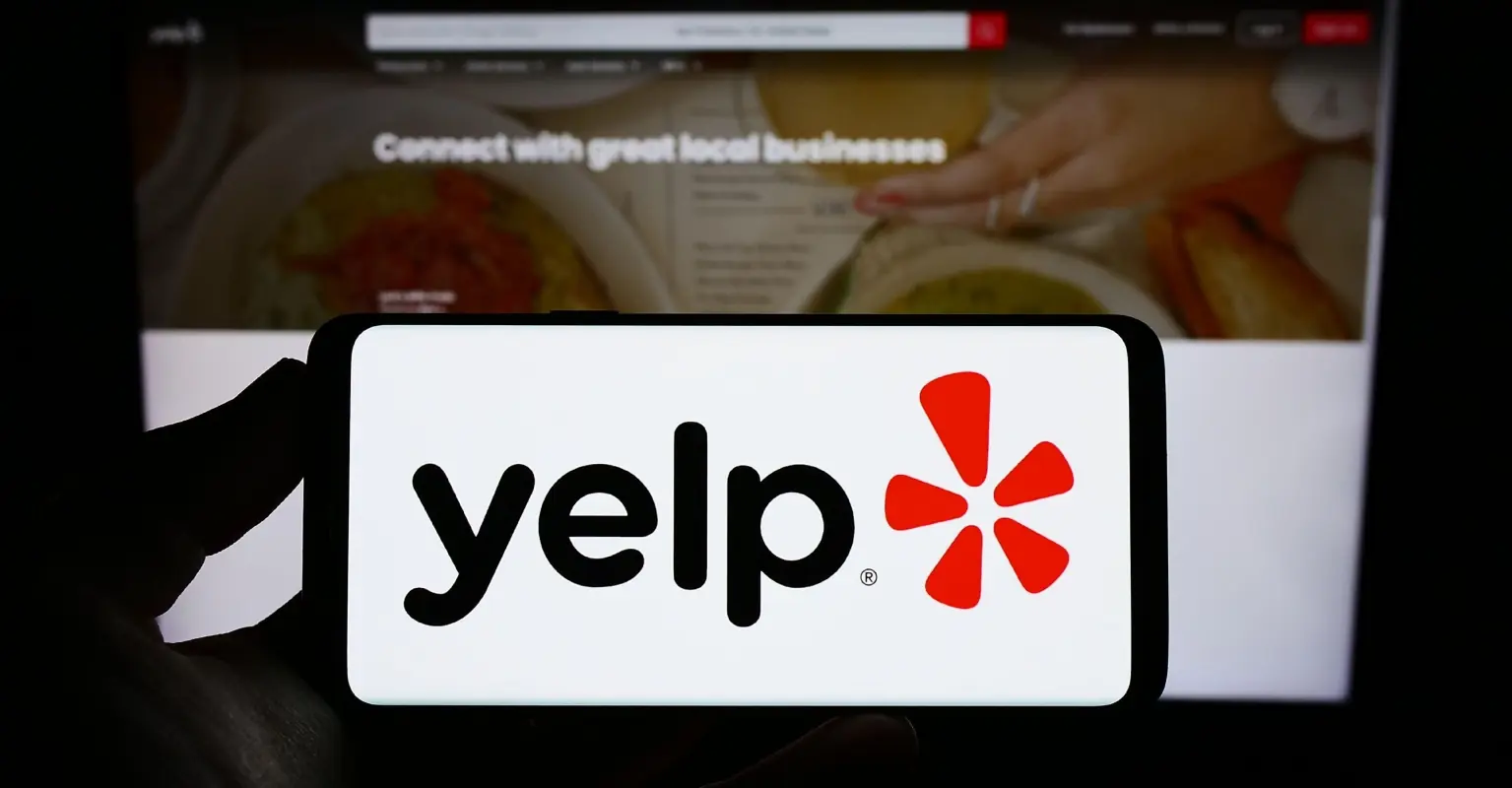 Customer caught on camera dropping lint in own drink before leaving bad review