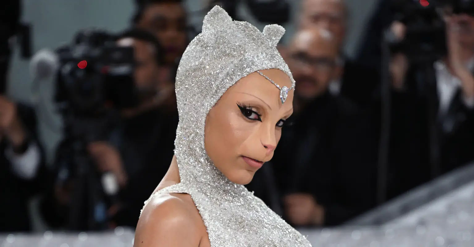 Doja Cat meows through an entire interview while being dressed like a cat at the Met Gala