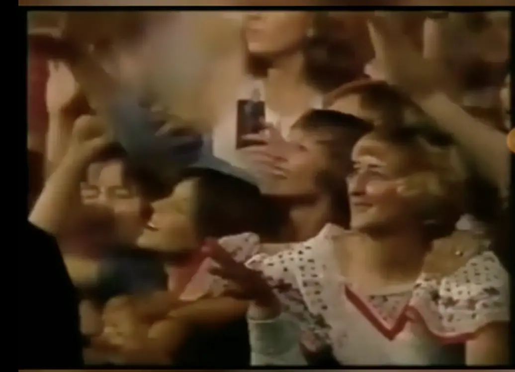 Conspiracy theorists think video of Elvis fan holding 'cell phone' is proof of time travel - Article Image 1