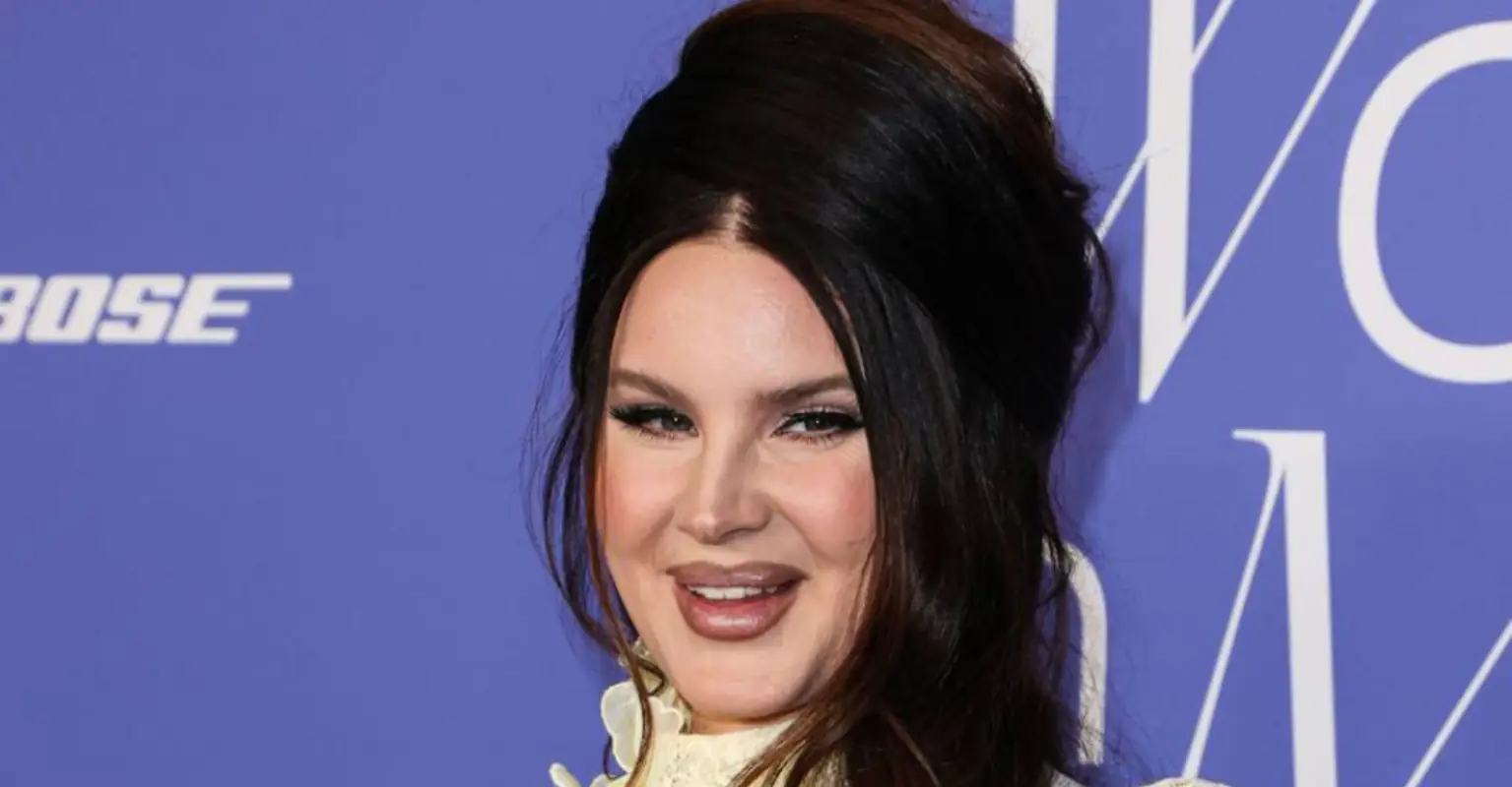 Lana Del Rey stops her own concert to ask crowd if they've seen her vape pen