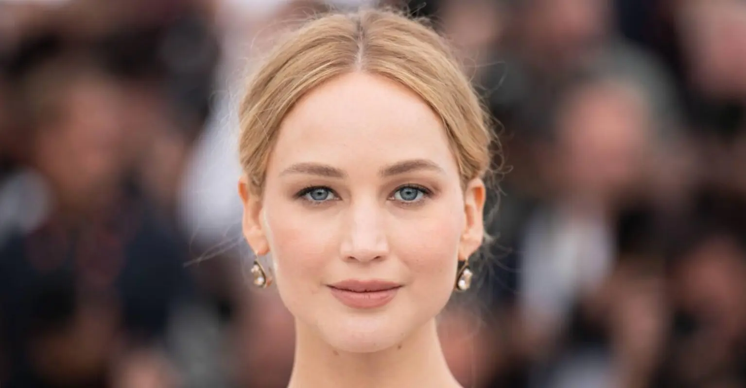 Jennifer Lawrence spotted wearing flip flops under her gown on red carpet