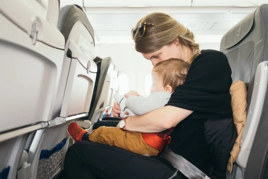People call for woman to divorce husband after he flies first class, leaving wife and kids in coach - Article Image 1