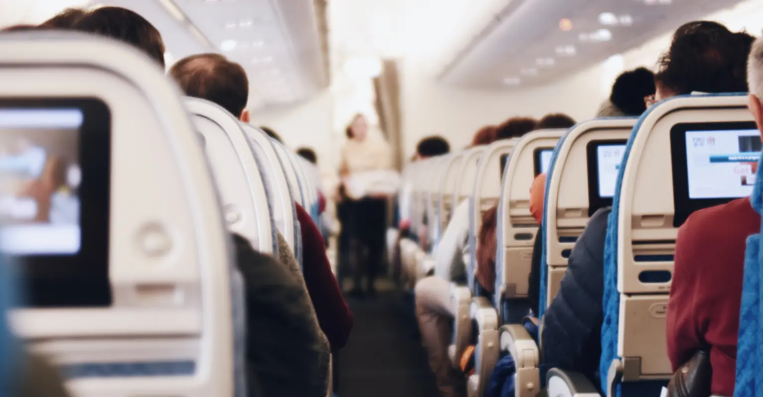 People call for woman to divorce husband after he flies first class, leaving wife and kids in coach