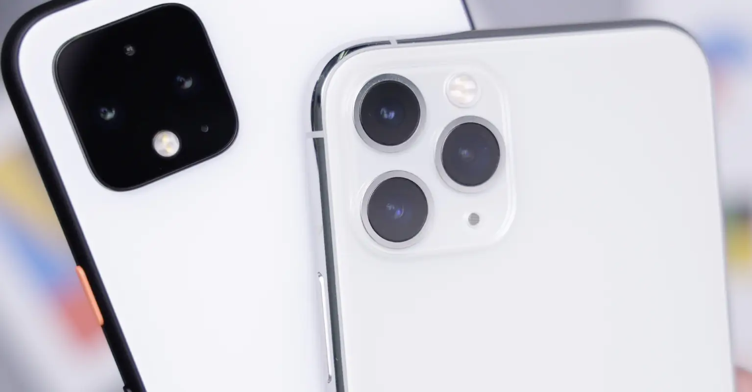 Conspiracy theorists think video of Elvis fan holding 'cell phone' is proof of time travel