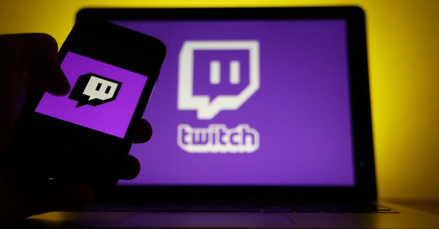 Woman appears to break her teeth after nasty fall on livestream