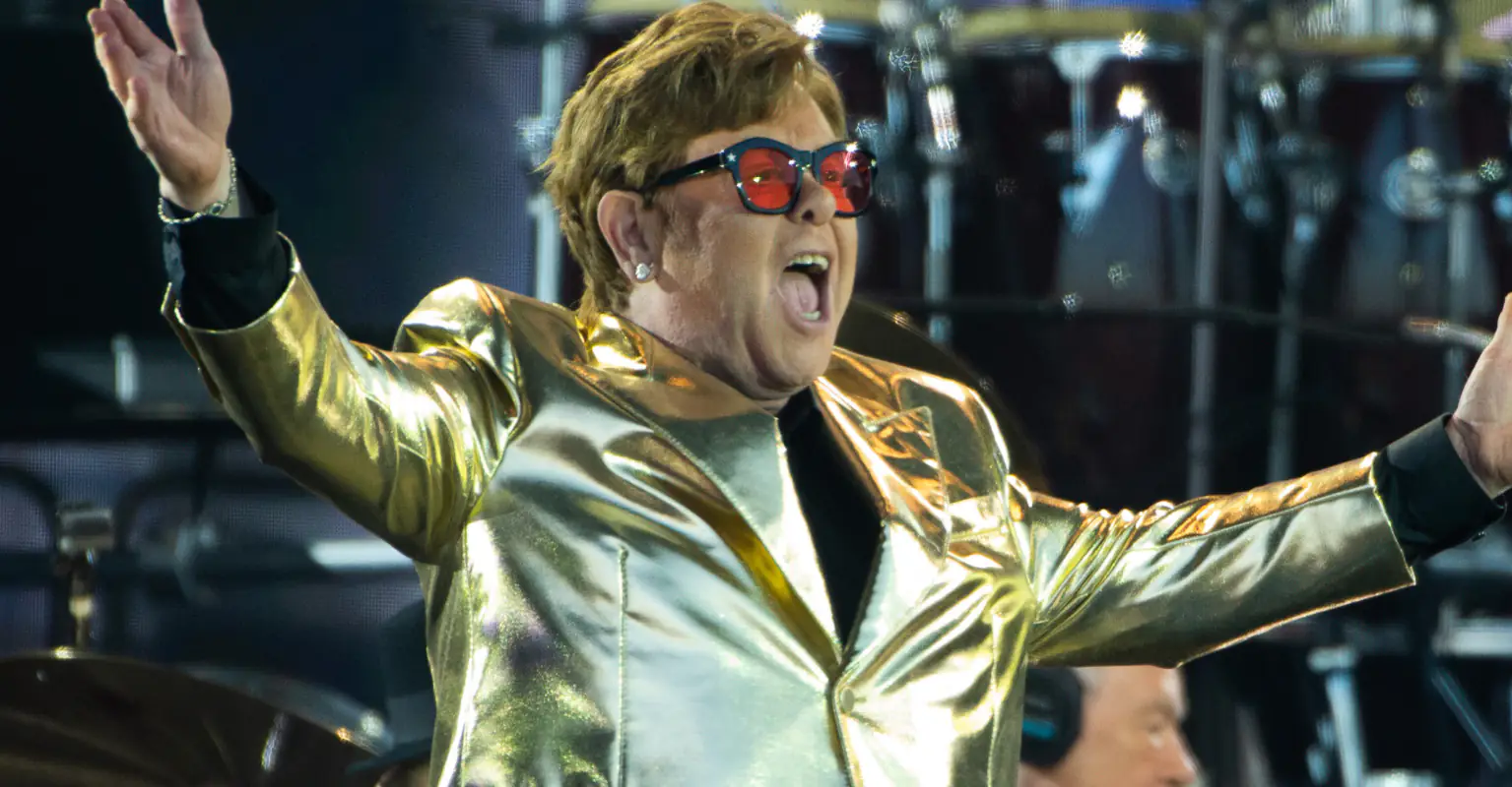 How much Elton John is estimated to be paid for final ever UK performance?