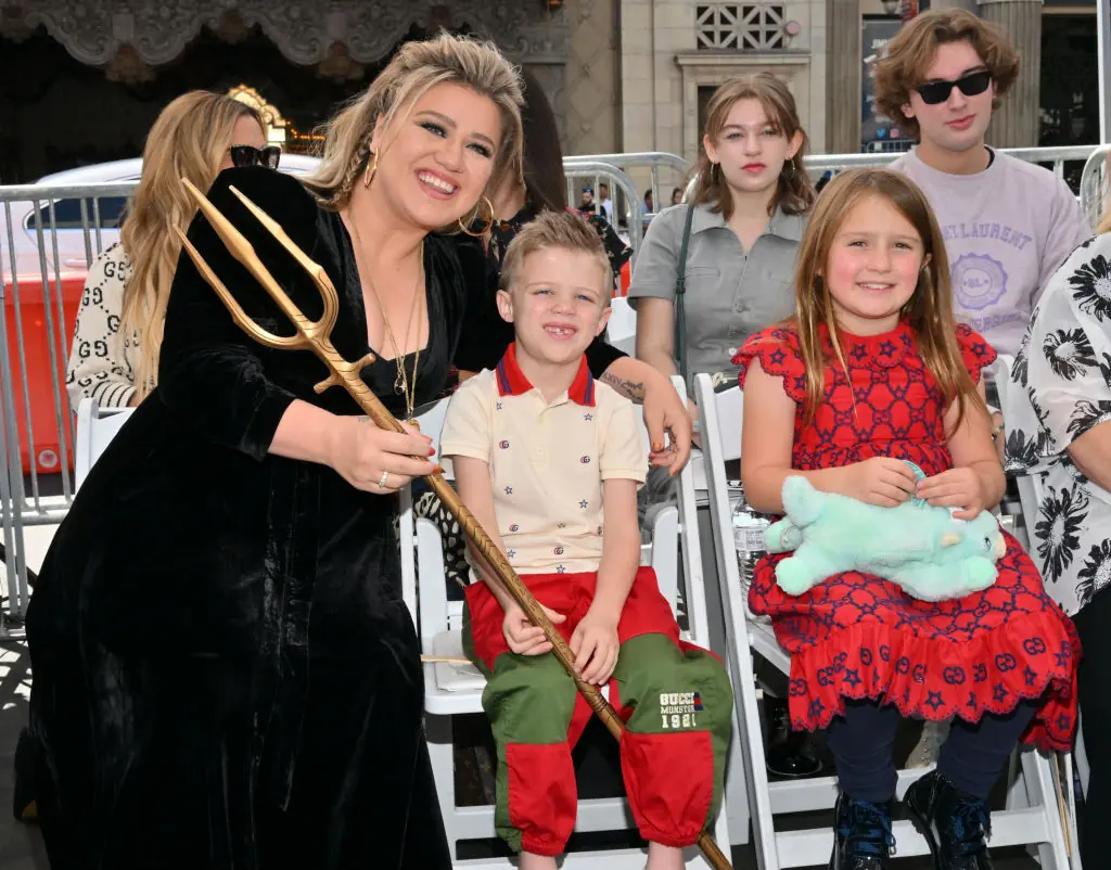 Kelly Clarkson admits she spanks her children if they misbehave - Article Image 2