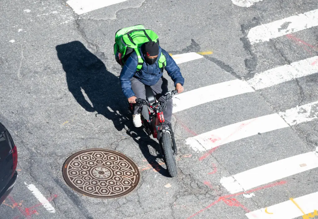 Uber Eats delivery driver breaks down in tears after getting just $1.19 tip for an hour-long delivery - Article Image 1