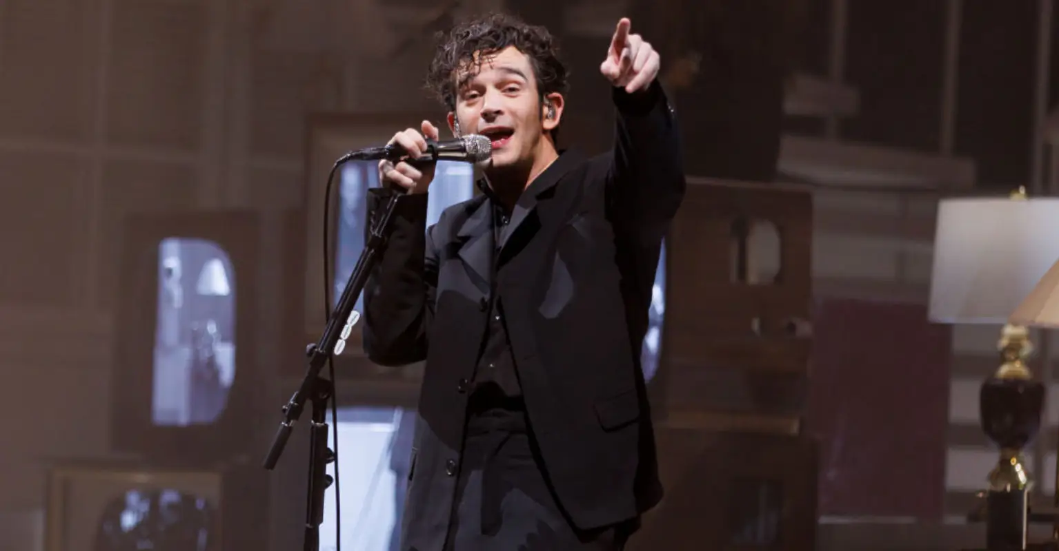 Taylor Swift's rumored boyfriend Matty Healy kisses security guard at 1975 concert