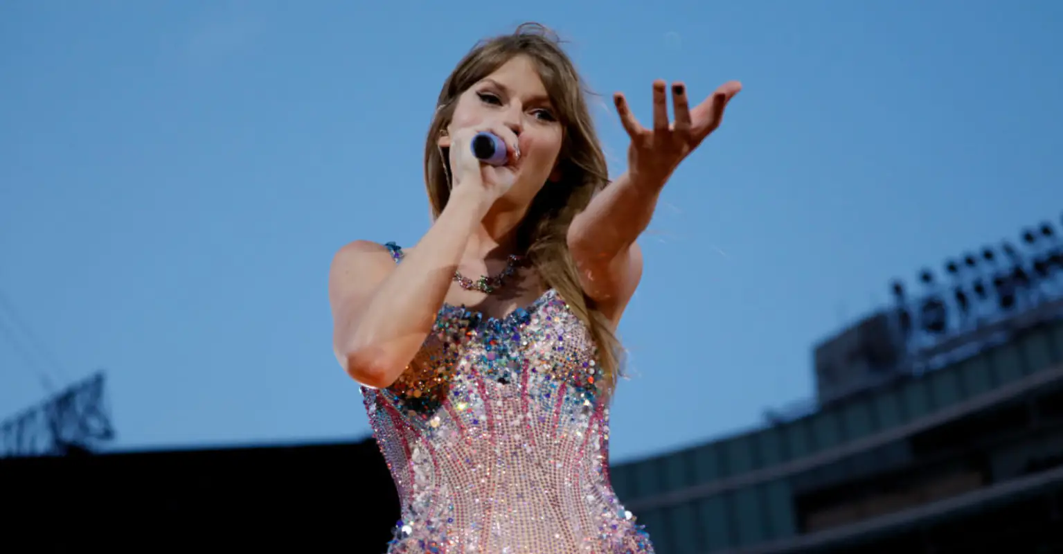 Video of Taylor Swift 'almost breaking down' during performance is breaking fans' hearts