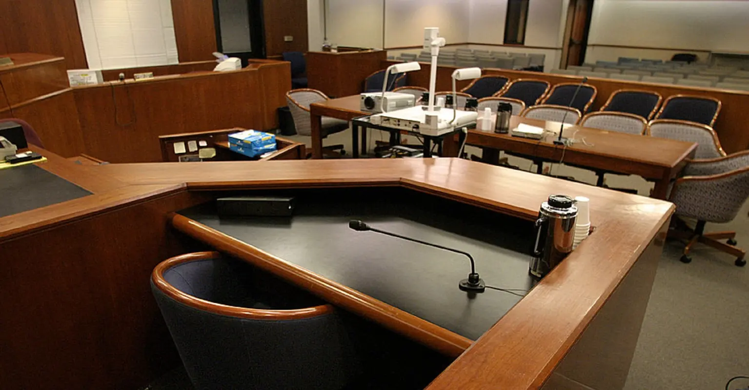 Guilty defendant casually walks out of courtroom to freedom without anybody noticing