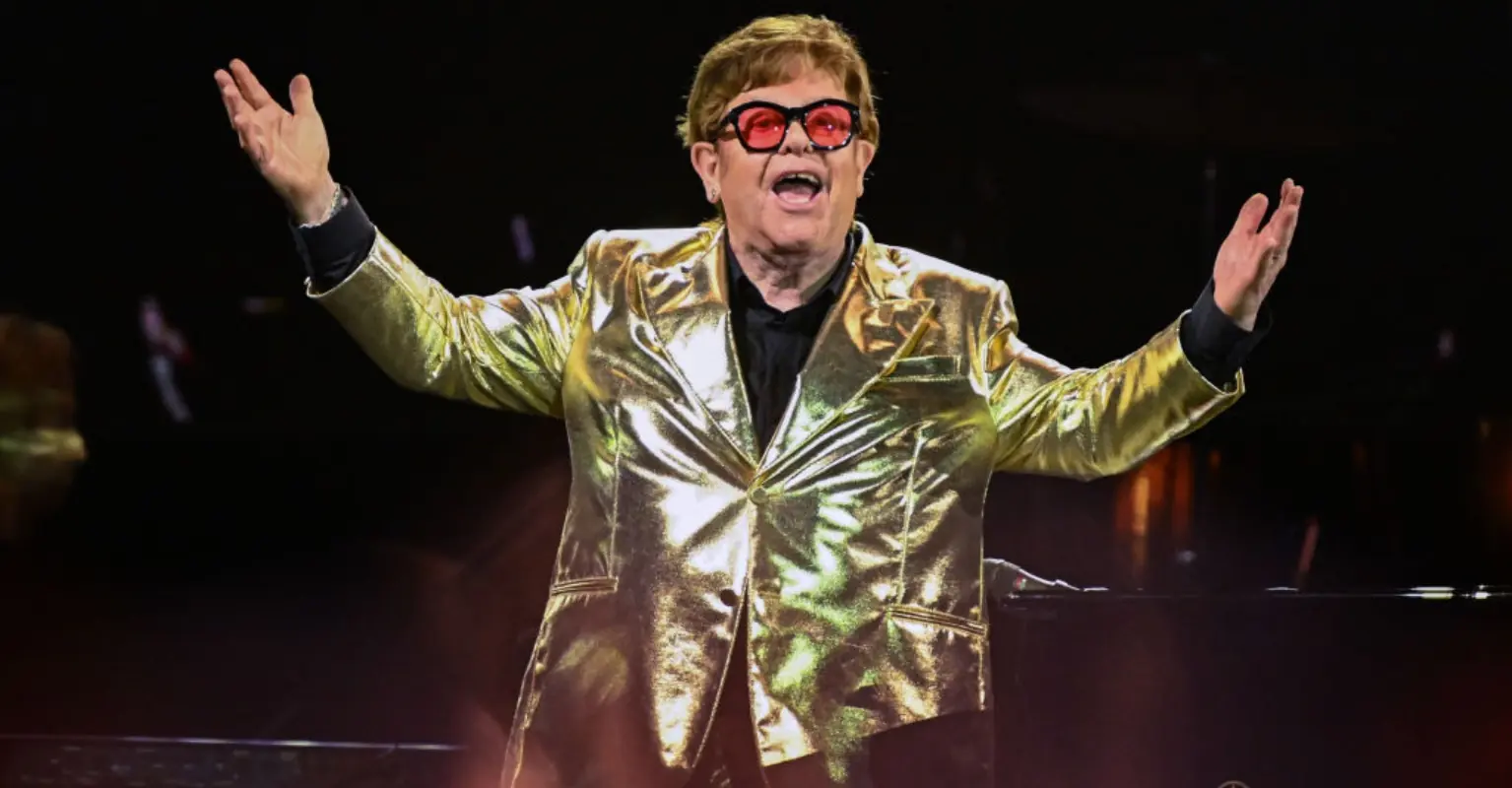 Viewers stunned by enormous crowd size for Elton John's final UK performance