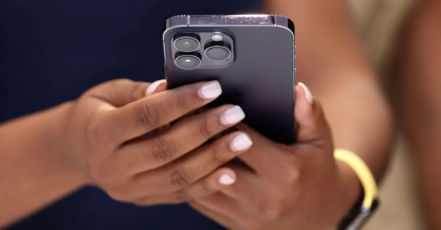 Apple warns people to never sleep next to their phone while it's charging - Article Image 1