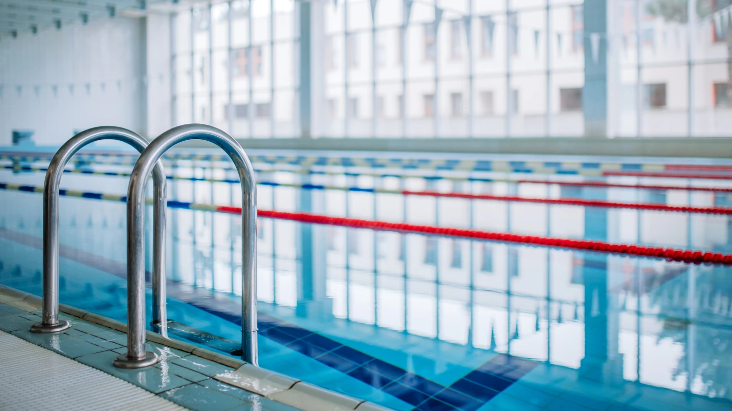 Swimming coach warns parents not to put towel around kids' shoulders
