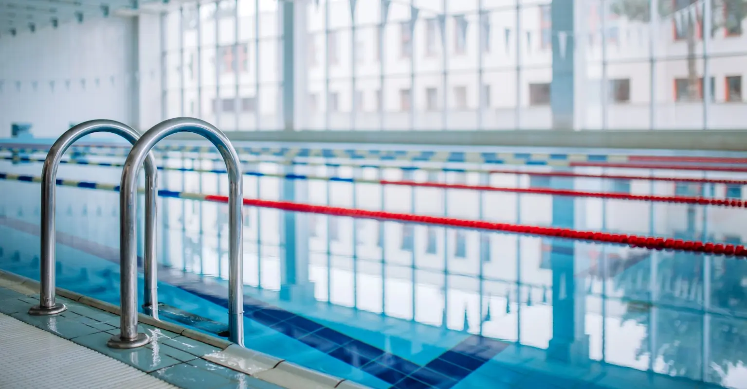 Swimming coach warns parents not to put towel around kids' shoulders