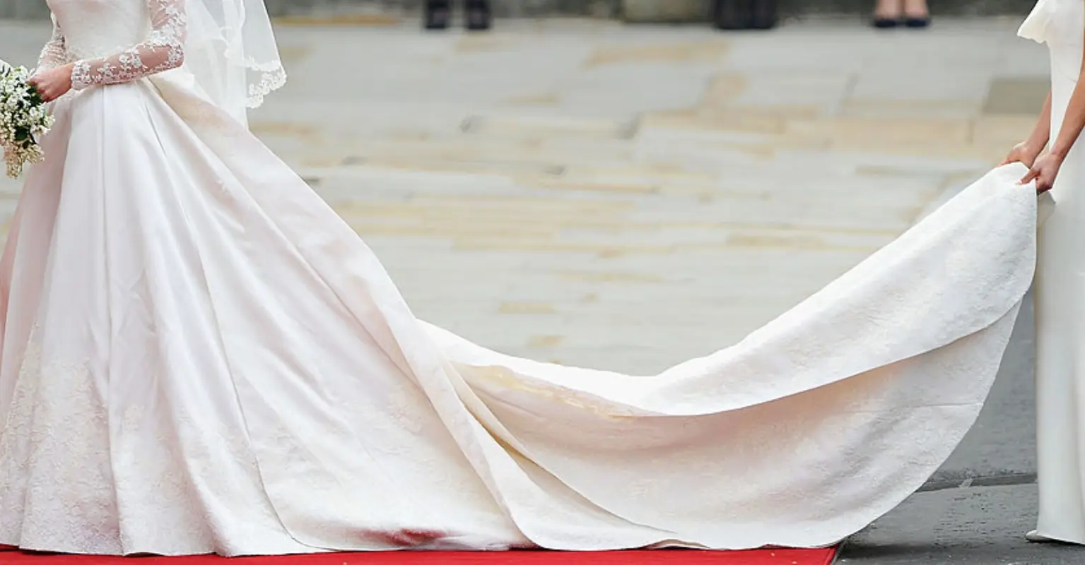 People beg bride to divorce husband, calling his 'disrespectful act' walking down the aisle a 'red flag'