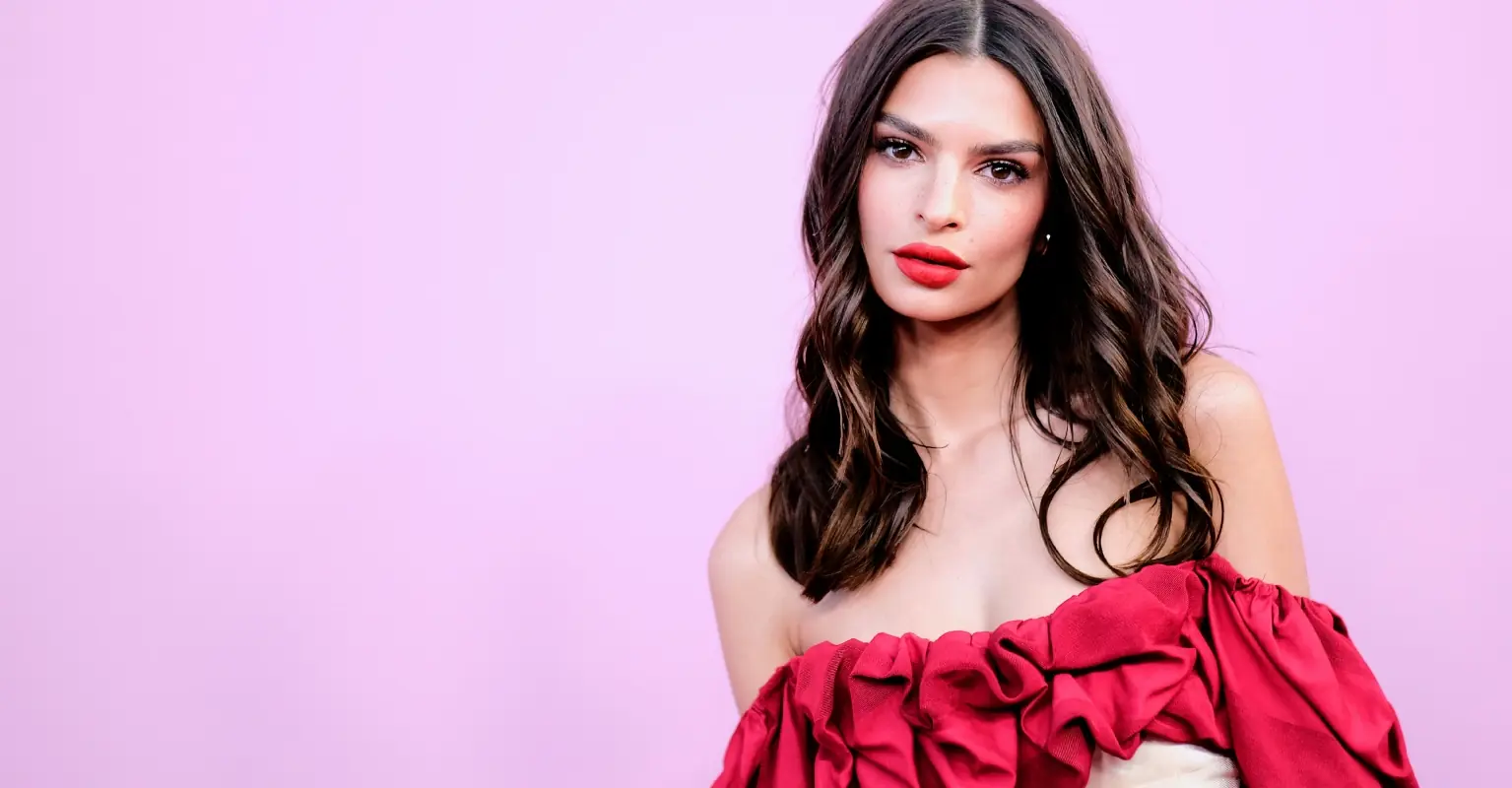 Emily Ratajkowski asks comedian to stop mimicking her photos