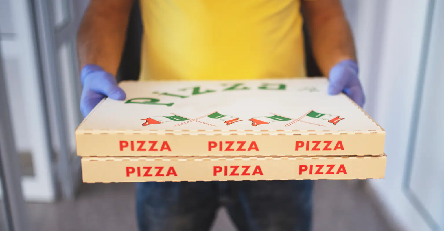 Delivery driver asks for tip before handing over pizza – customer's response divides internet
