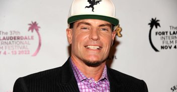 Vanilla Ice pokes fun at Miranda Lambert at concert: 'Take all the selfies you want'