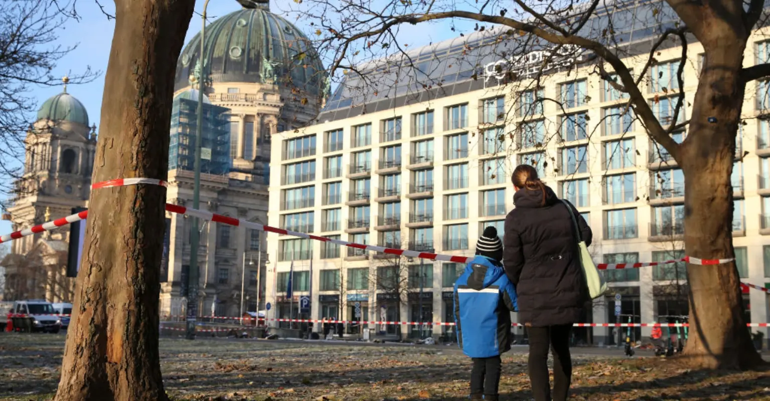 Huge aquarium containing 1,500 tropical fish explodes in hotel lobby