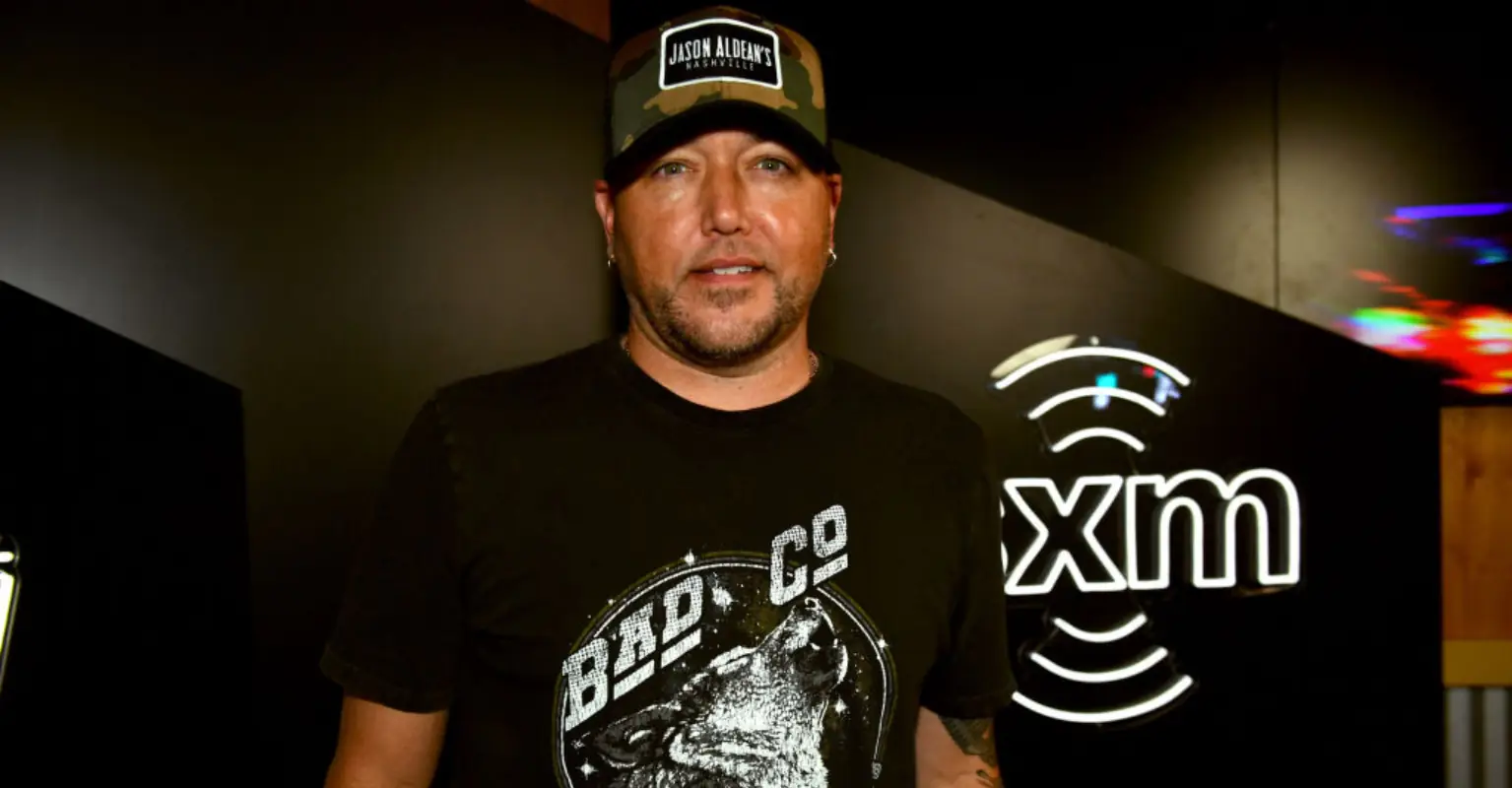 Jason Aldean pauses performance to slam 'cancel culture' as crowd chants 'USA!'