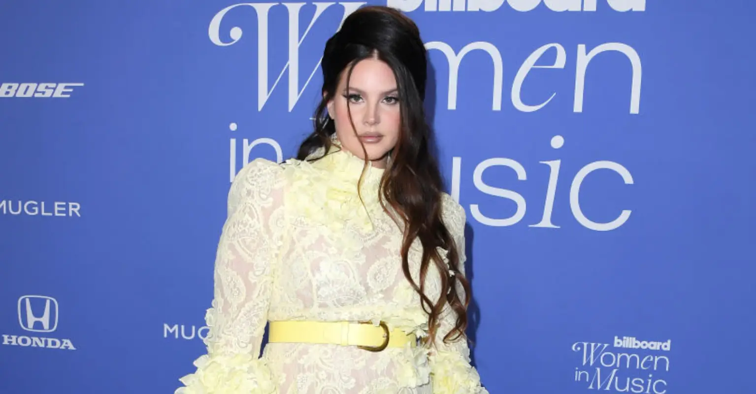 Fans applaud Lana Del Rey after she’s spotted 'working at Waffle House'