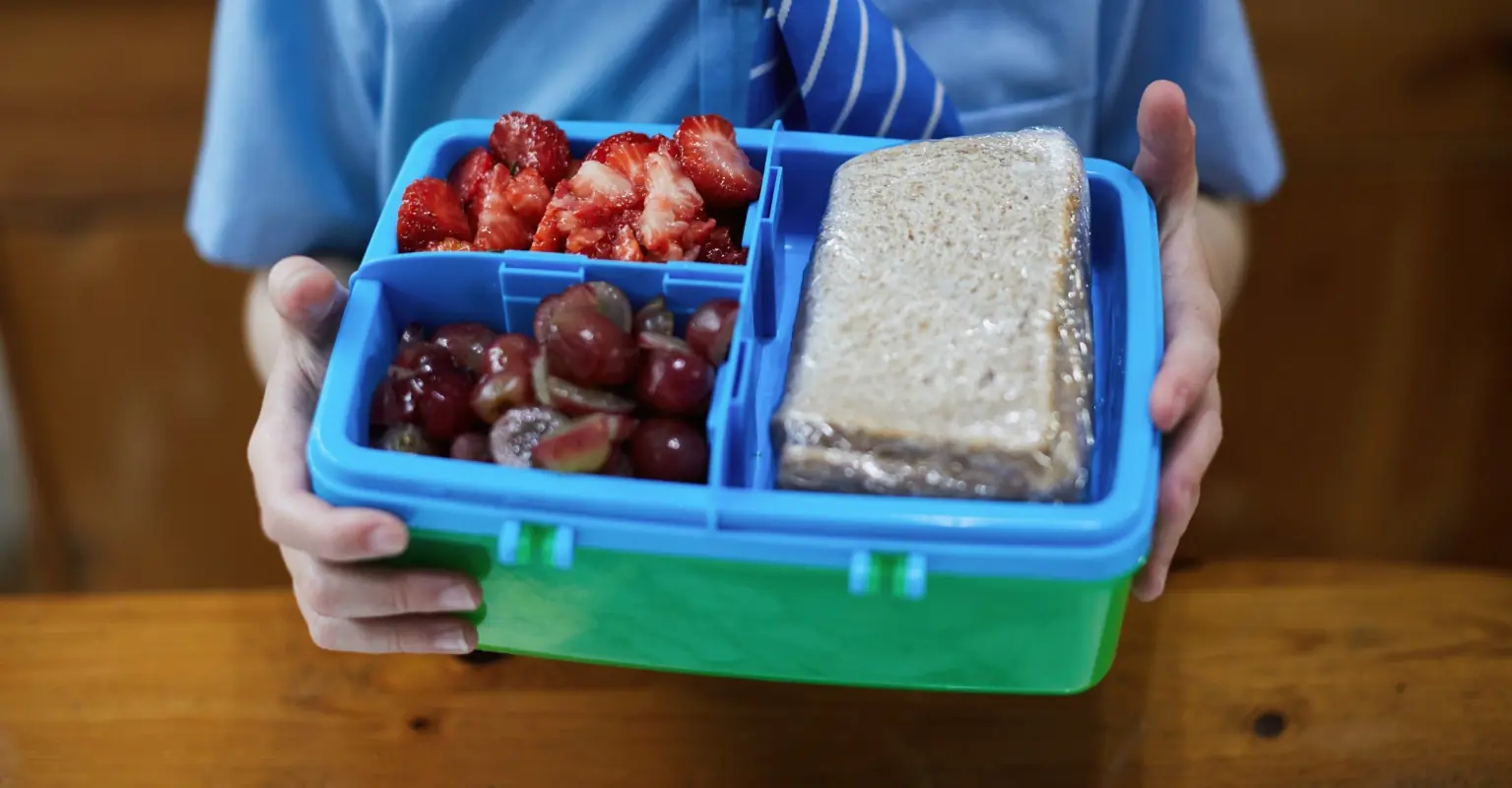 Dad puts passive aggressive note in daughter's lunch box for her teachers to see