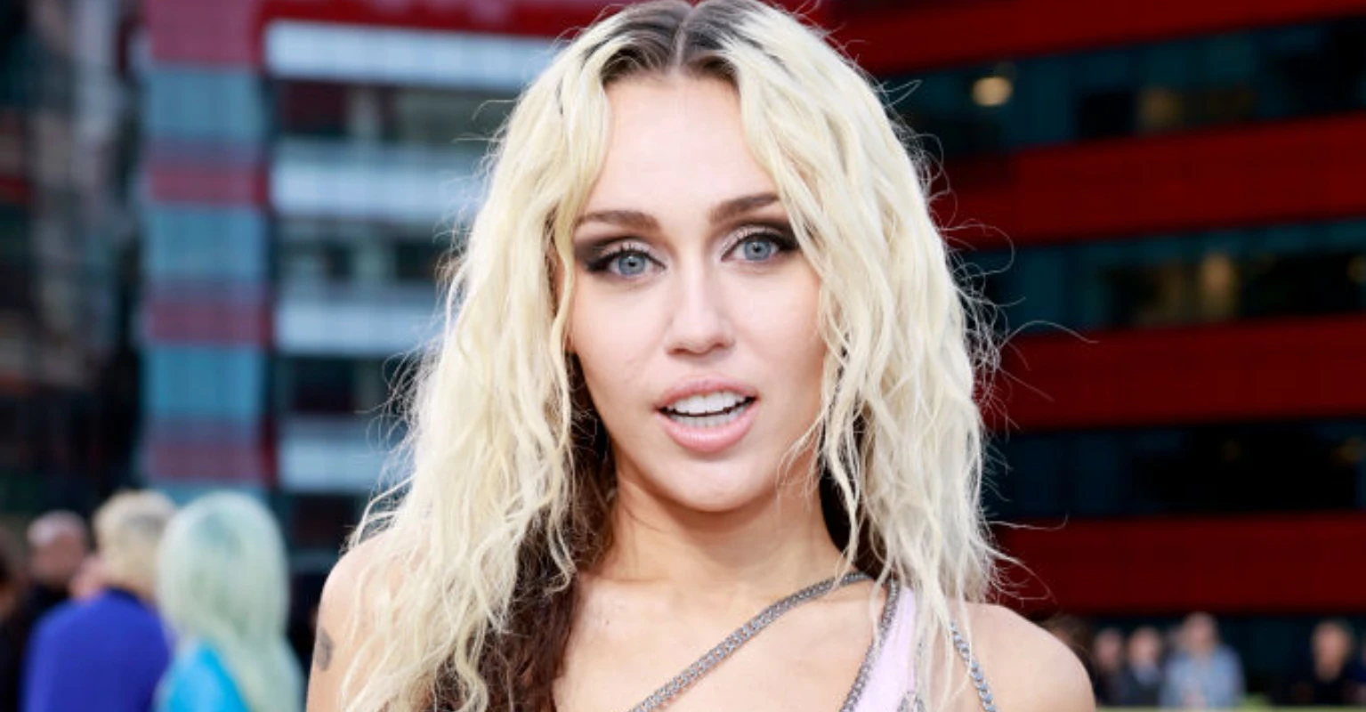 Miley Cyrus praised for expertly dealing with wardrobe malfunction after top falls off during performance