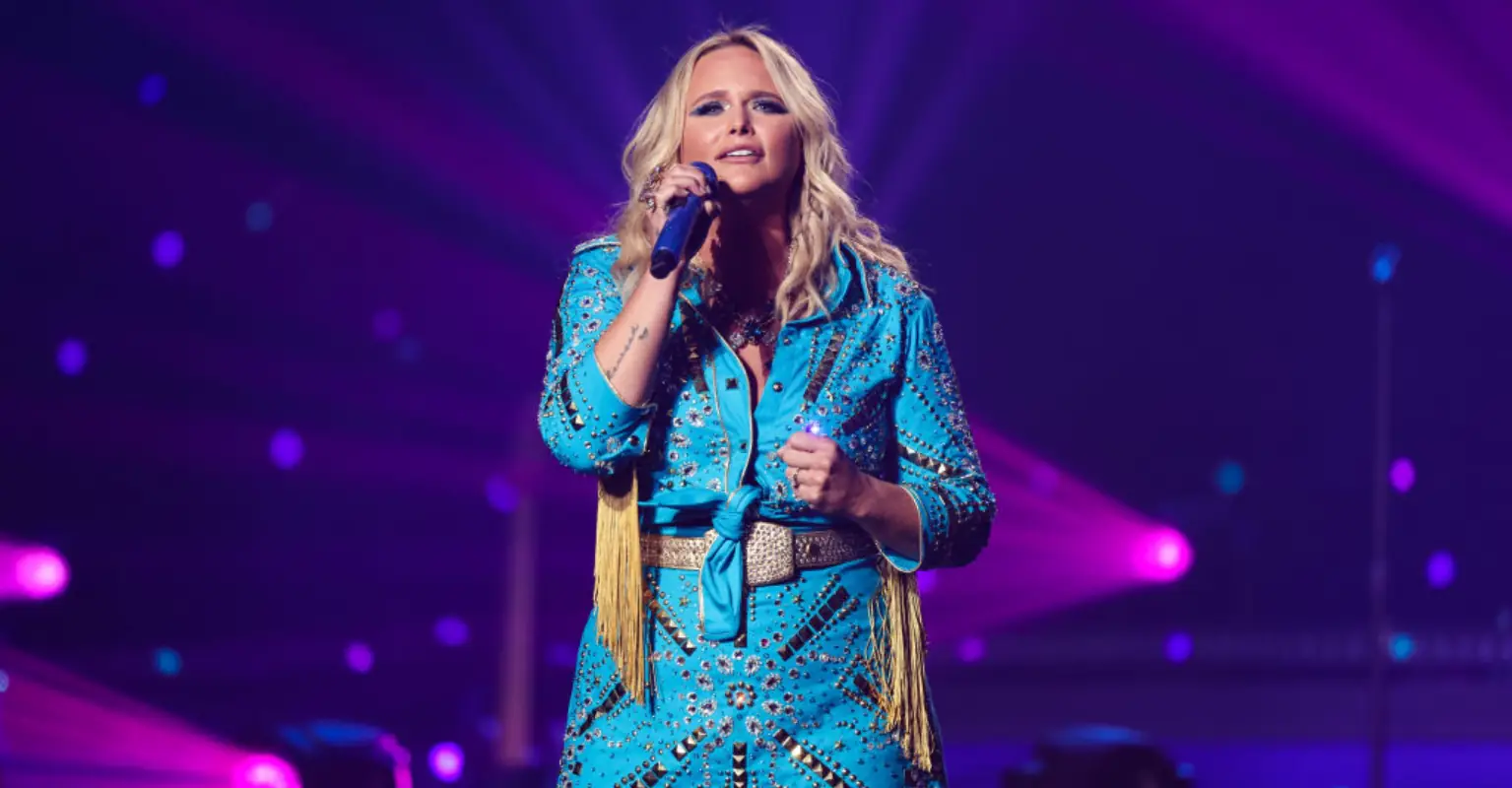 Woman who was called out by Miranda Lambert for taking selfies during concert hits back