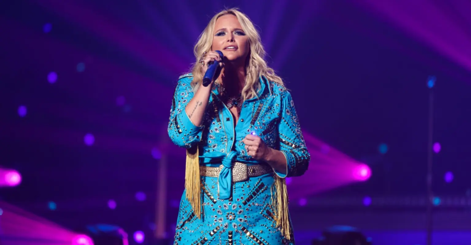 Woman who was called out by Miranda Lambert for taking selfies during concert hits back