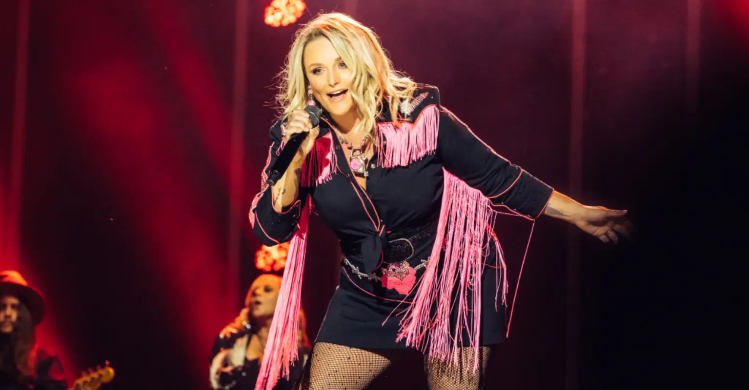 Miranda Lambert interrupts her own concert to call out fans taking selfies